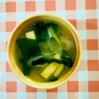 ワカメと油揚げとねぎの味噌汁